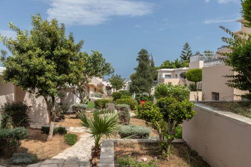 Κήπος έξω από το Louis St. Elias Resort & Waterpark