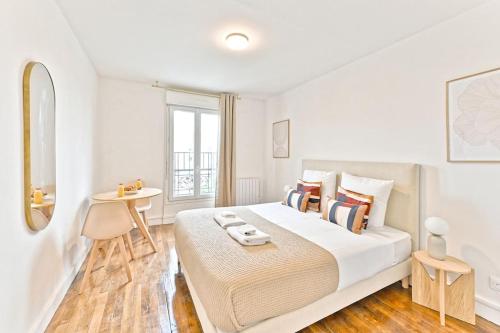 une chambre blanche avec un grand lit et une fenêtre dans l'établissement Studio pour Couple 2 personnes proche de Paris, à Montreuil