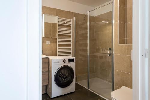 パリにあるLOFT Paris la Villetteのシャワー付きのバスルームにある洗濯機