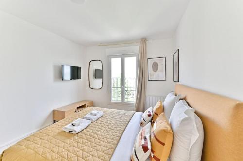 une chambre avec un grand lit et une fenêtre dans l'établissement Studio fashion Proche Métro #Paris #Montreuil, à Montreuil