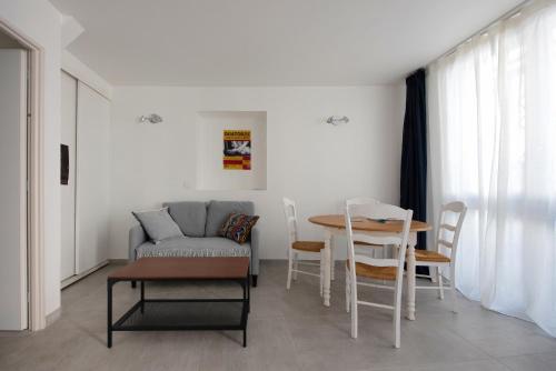 un salon avec un canapé et une table dans l'établissement Le Cocon, à Avignon