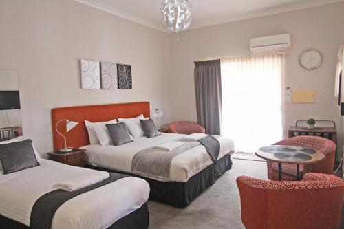 Un pat sau paturi într-o cameră la Margaret River Town Central Suite 26