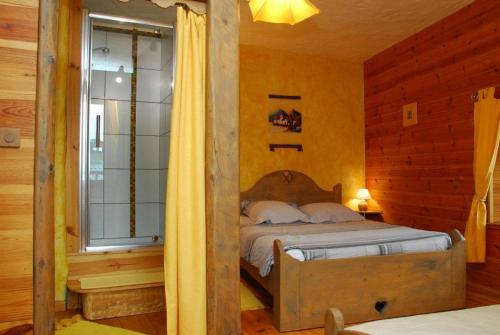 Schlafzimmer mit einem Bett und einem Fenster in der Unterkunft Chez Michel in Sainte-Foy-Tarentaise