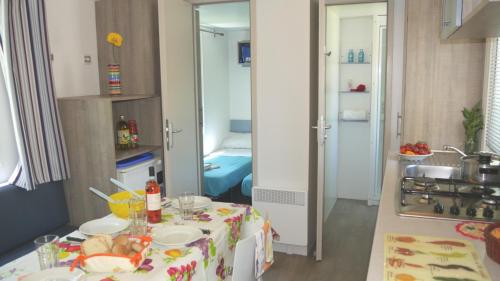 Cucina o angolo cottura di Happy Camp mobile homes in Camping Village La Masseria