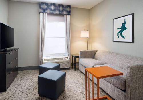 Μια τηλεόραση ή/και κέντρο ψυχαγωγίας στο Hampton Inn & Suites Memphis East Germantown Area