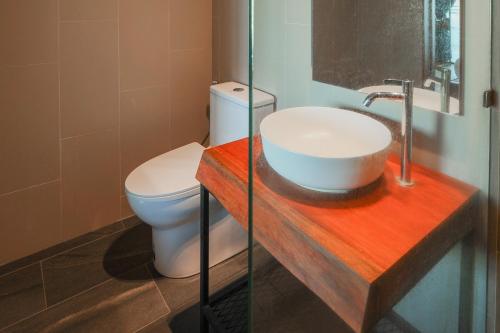 a bathroom with a sink and a toilet at Pha Lae Tawan@Siray in Ban Lo Ti Pa (1)