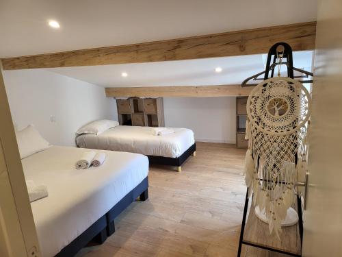 - 2 lits dans une chambre avec 2 lits dans l'établissement Bel appartement mansardé, à Carcassonne