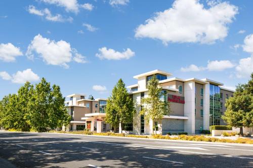 una rappresentazione architettonica di un edificio su una strada di Hilton Garden Inn Palo Alto a Palo Alto