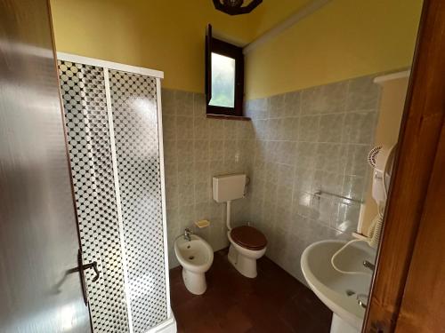 a bathroom with a toilet and a bidet and a sink at L'Antica Vigna in Randazzo