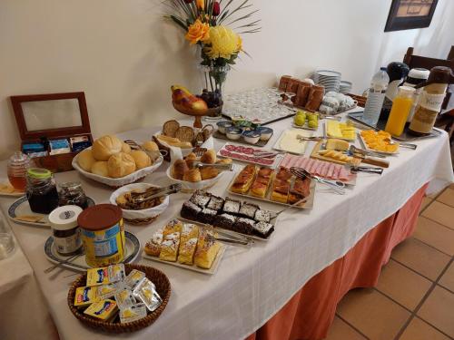 ein Tisch mit vielen verschiedenen Arten von Essen darauf in der Unterkunft Agroturismo Quinta Dom José in Braga