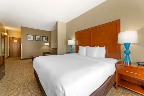 Letto o letti in una camera di Comfort Suites Near Vancouver Mall