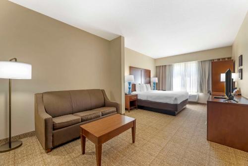 Letto o letti in una camera di Comfort Suites Near Vancouver Mall