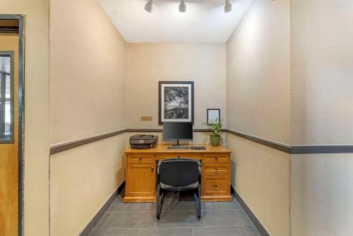 Foto dalla galleria di Comfort Suites Near Vancouver Mall a Vancouver