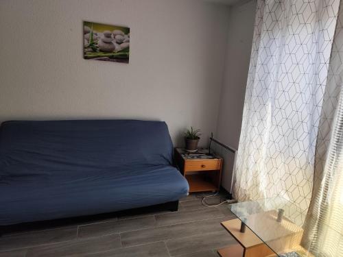 une chambre avec un lit, une table et une fenêtre dans l'établissement Studio cosy proche centre-ville Digne les bains, à Digne-Les-Bains
