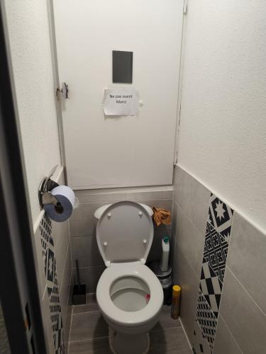 - une petite salle de bains avec toilettes dans une cabine dans l'établissement Studio cosy proche centre-ville Digne les bains, à Digne-Les-Bains