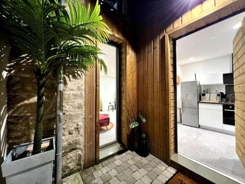 un palmier dans une pièce avec cuisine dans l'établissement Family house - Exterieur 4 pers - 3 beds, à Fontainebleau