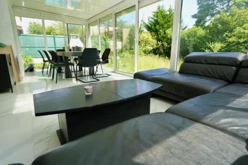 un salon avec un canapé et une table dans l'établissement Chez LaMi, à Noisy-le-Grand