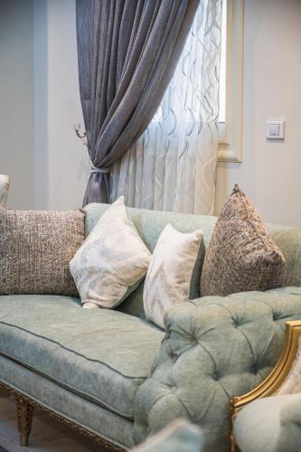 Luxury, cozy, modern apartment in downtown Cairoにあるシーティングエリア