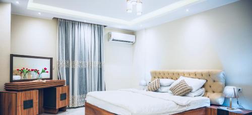 Luxury, cozy, modern apartment in downtown Cairoにあるベッド