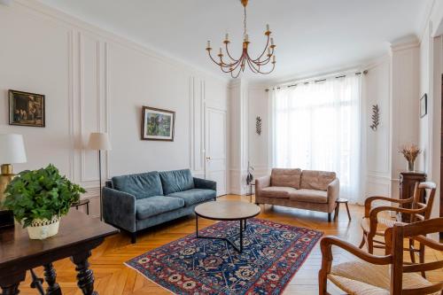 Veeve - Avenue to the Eiffel Tower