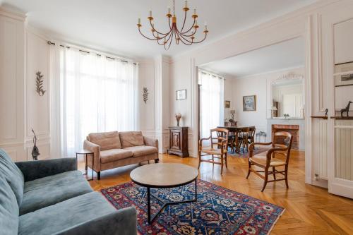 un salon avec un canapé et une table dans l'établissement Veeve - Avenue to the Eiffel Tower, à Paris
