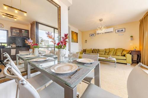 a dining room with a table and chairs at Herzliya Pituach Apartment with Pool, by the Beach in Herzelia 