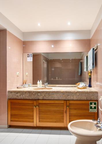 a bathroom with a large sink and a toilet at Avenida: Central, Garage, Metro in Vila Nova de Gaia