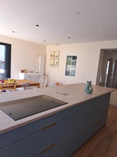 cocina con encimera y mesa en Mazy, en Le Croisic
