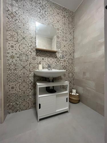 a bathroom with a sink and a mirror at Los cántaros Apartamento Mojácar in Mojácar