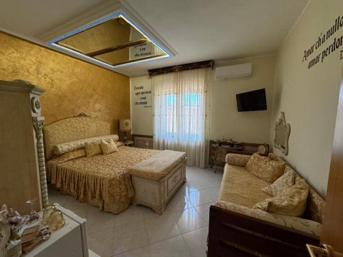 a bedroom with a bed and a couch at B&b Villa Romano in Salerno