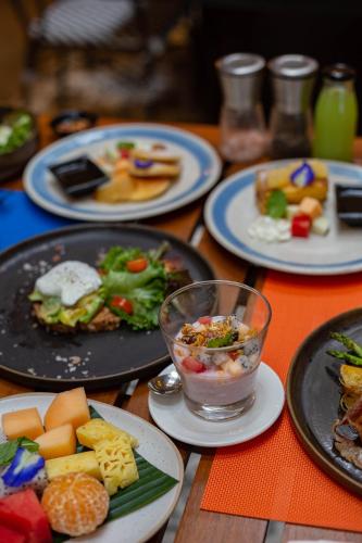 Avani Plus Koh Lanta Krabi Resort في كو لانتا: طاولة مليئة بأطباق الطعام في الأعلى