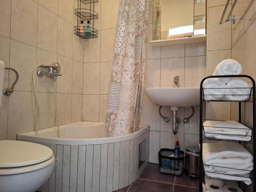 un bagno con vasca, WC e lavandino di Peaceful retreat beach a Zaton