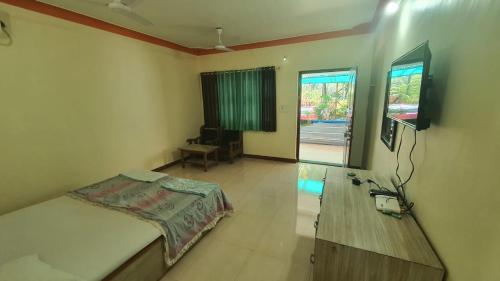 TV a/nebo společenská místnost v ubytování Nisarg farm house beach resort Kashid