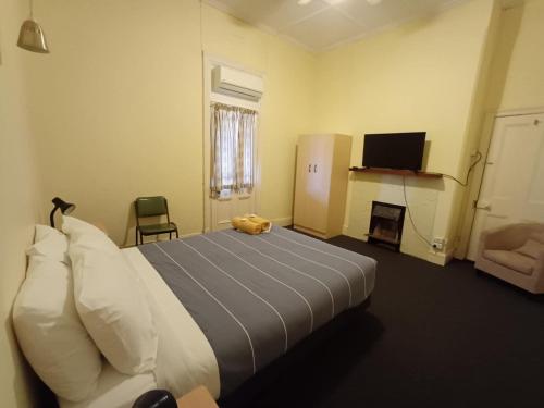 Postel nebo postele na pokoji v ubytování PETERBOROUGH HOTEL