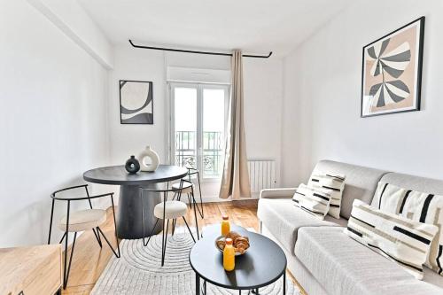 un salon avec un canapé et une table dans l'établissement Magnifique 2 pièces dans la banlieue parisienne, à Montreuil