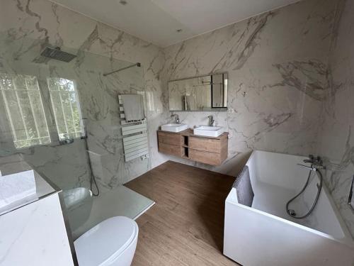 une salle de bain avec toilettes et lavabo dans l'établissement Belle Villa 5P, piscine, à La Colle-sur-Loup