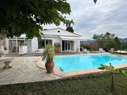 une piscine devant une maison dans l'établissement Belle Villa 5P, piscine, à La Colle-sur-Loup