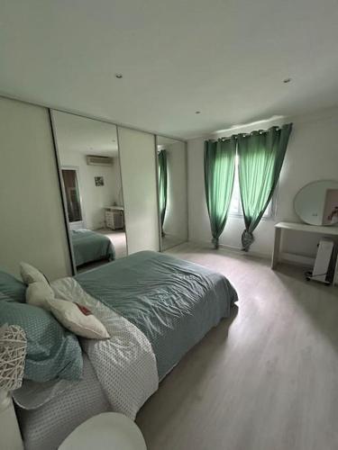 - une chambre avec un grand lit et des rideaux verts dans l'établissement Belle Villa 5P, piscine, à La Colle-sur-Loup