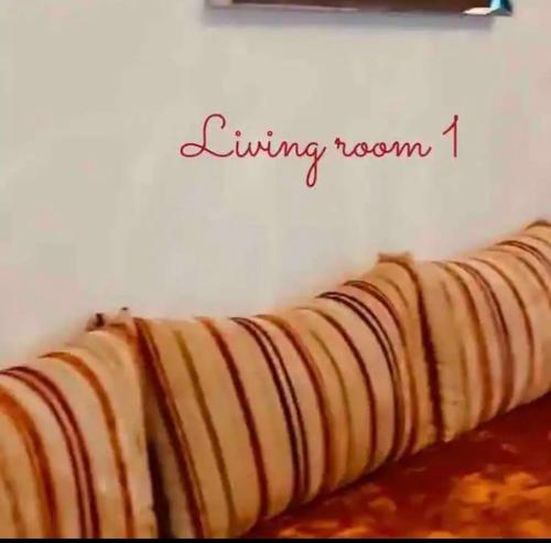 a sign that reads living room on a wall at Moderne appartement met tuin in Tangier