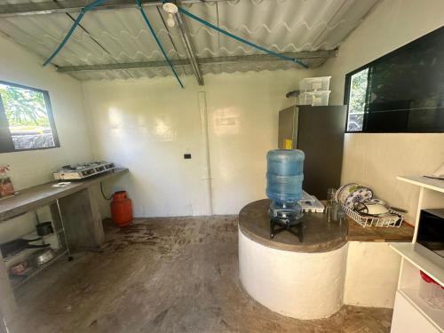 una cocina con una gran botella de agua azul en una encimera en Surf City Town House, en La Libertad