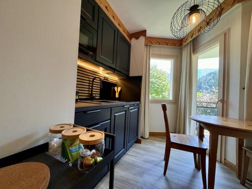 une cuisine avec une table et une salle à manger dans l'établissement Studio La Baie des Voiles vue lac et montagne, à Duingt