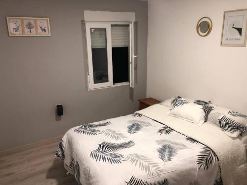 Ένα ή περισσότερα κρεβάτια σε δωμάτιο στο Vila Peña Private Apartment with Shared Pool & Gardens