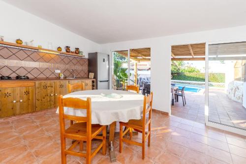 Kuchyň nebo kuchyňský kout v ubytování Chalet Es Llossar