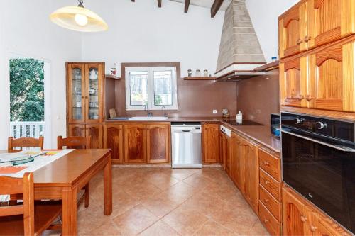 Kuchyň nebo kuchyňský kout v ubytování Chalet Es Llossar