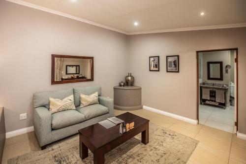 Un lugar para sentarse en Nut Grove Boutique Hotel