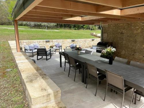 Zahrada ubytování Vacances au calme à Litout, Piscine, Clim, 10 personnes, proche St Emilion
