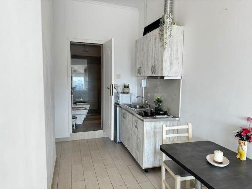 eine Küche mit Tisch und Esszimmer in der Unterkunft Evoo Vlora in Vlorë