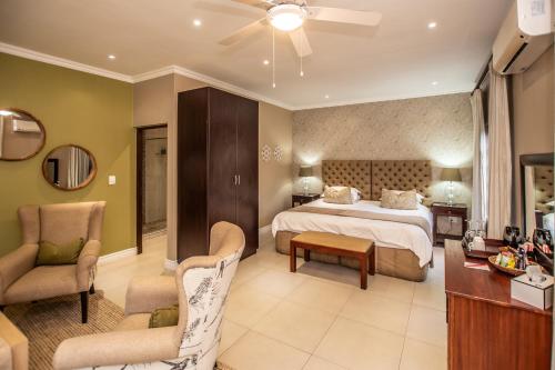 Una cama o camas en una habitación de Nut Grove Boutique Hotel