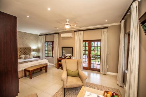 Una cama o camas en una habitación de Nut Grove Boutique Hotel