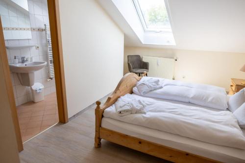 Postel nebo postele na pokoji v ubytování Hotel Sonnenhof